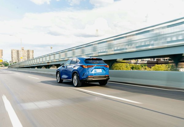 How to Install Performance Strut Bars on a Lexus IS250 for Increased Chassis Rigidity?